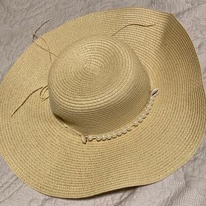 Conch pendant Chain detail floppy hat